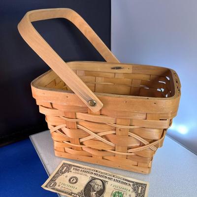 WOVEN BASKET WITH HANDLE