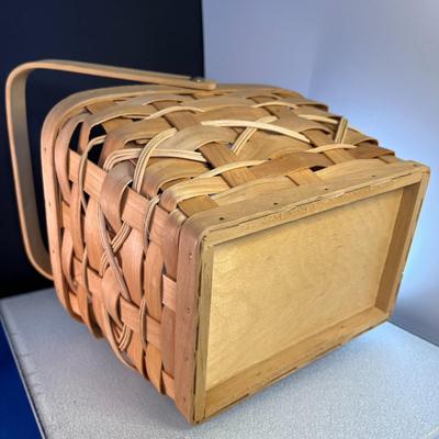 WOVEN BASKET WITH HANDLE