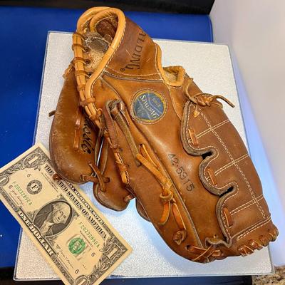 CLASSIC SPALDING SOFTBALL MITT