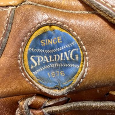 CLASSIC SPALDING SOFTBALL MITT
