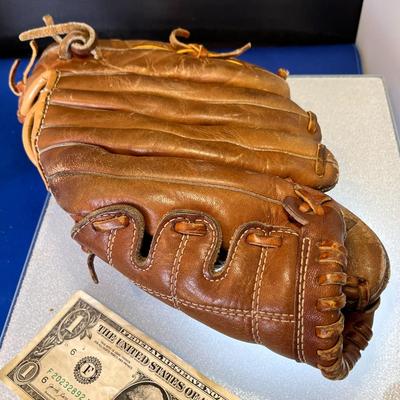 CLASSIC SPALDING SOFTBALL MITT