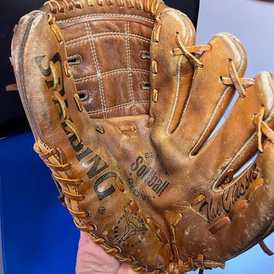 CLASSIC SPALDING SOFTBALL MITT