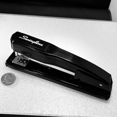 BLACK SWINGLINE STANDARD STAPLER