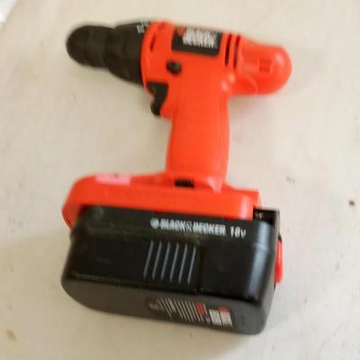 LOT 176    BLACK AND DECKER DRILL WITH BATTERY