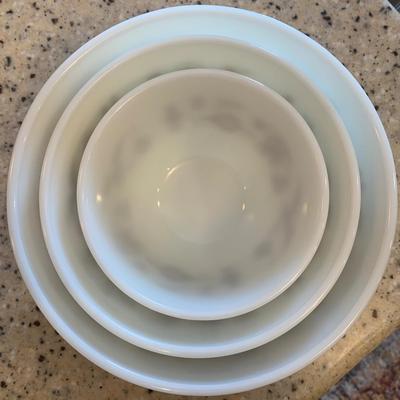 Pyrex bowl set