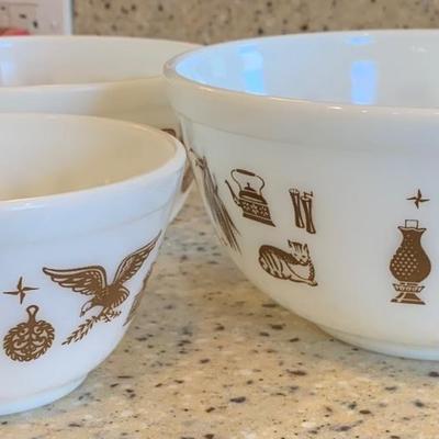 Pyrex bowl set