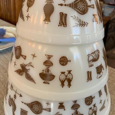 Pyrex bowl set
