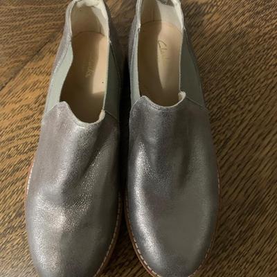 Clarks metalic colored shoes