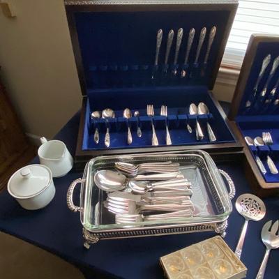 China/Silver plate flatware Lot
