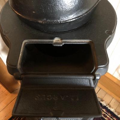 LOT 2M: Daisy Potbelly Stove w/ Tea Kettle