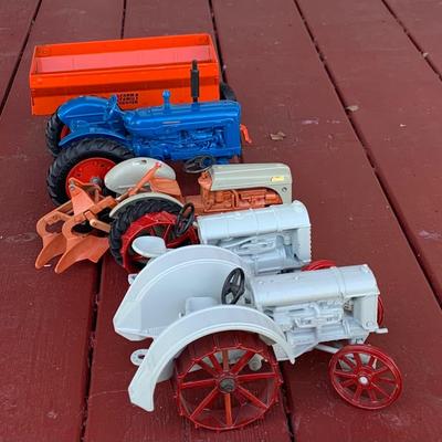 LOT:66G: Die-cast Toy Tractors & Wagon