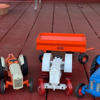 LOT:66G: Die-cast Toy Tractors & Wagon