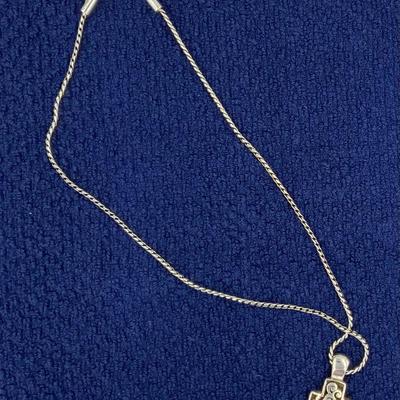Cross pendant necklace
