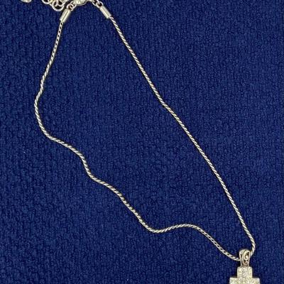 Cross pendant necklace