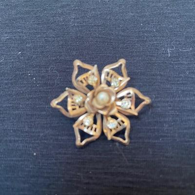 Vtg Rhinestone flower brooch with center Pearl.  1.75â€