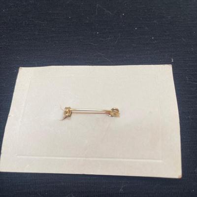 Vtg 21 gold plated leaf pin with center Pearl