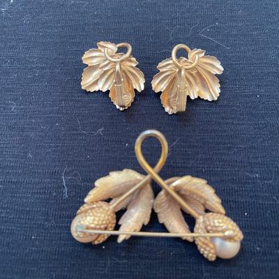 Vtg Leaves and Pearl brooch (2â€) with matching earrings