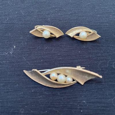 Vtg gold and Pearl brooch  (2.25â€)with matching earrings