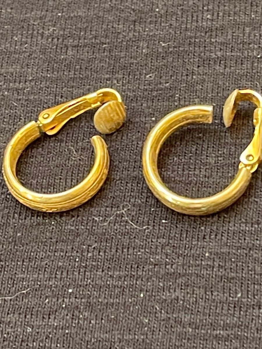Vtg clip on hoop earrings