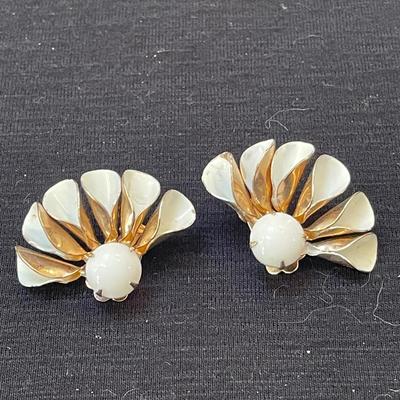 Vtg white calla lily earrings (1.25â€)