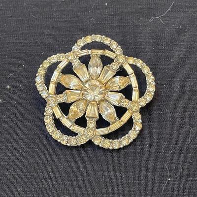 Vtg Rhinestone flower in circles brooch. 2â€