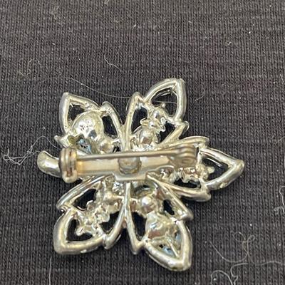 Vtg Flower with crystals brooch. 1â€