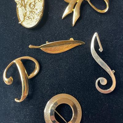 Vintage Good tone brooches