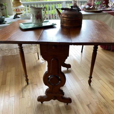 Beautiful antique walnut dropleaf, gateleg table