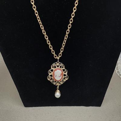 Sarah coventry shop cameo necklace
