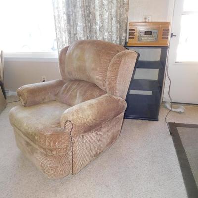 NICE, CLEAN RECLINER MATCHES LOT 13