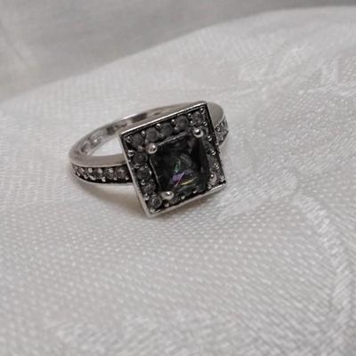 Mystifying Mystic Topaz Surrounded By White Sapphires 925 Ring Size 7