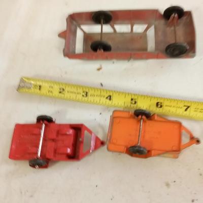 LOT 195    VINTAGE TOOTSIE TOY CAR AND TWO TRAILERS