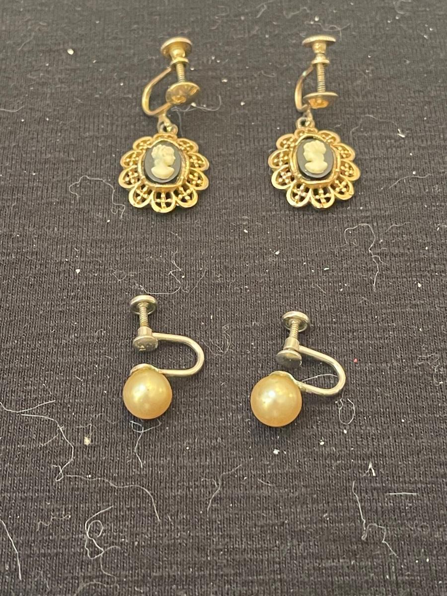 Two vintage screw back earrings. One cameo and one Pearl.