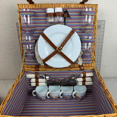 #39 Four Person Picnic Basket Set