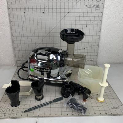#98 Omega Fruit and Veggie Juicer With Attachments