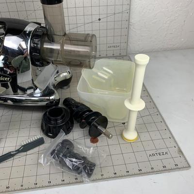 #98 Omega Fruit and Veggie Juicer With Attachments