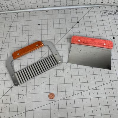 #107 Dough Scraper + Crinkle Cutting Set