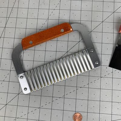 #107 Dough Scraper + Crinkle Cutting Set