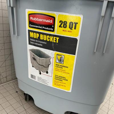 #279 Rubbermaid 28QT Mop Bucket and Cleaning Sponges