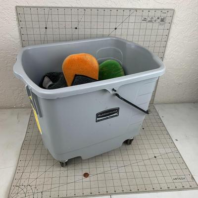#279 Rubbermaid 28QT Mop Bucket and Cleaning Sponges