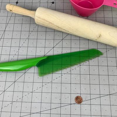 #318 Measuring Cups, Rolling Pin and Knife
