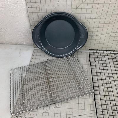 #321 Cooling Racks and Pie Pan