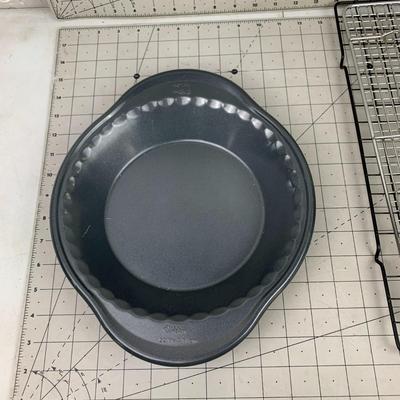 #321 Cooling Racks and Pie Pan