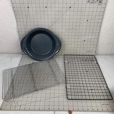#321 Cooling Racks and Pie Pan