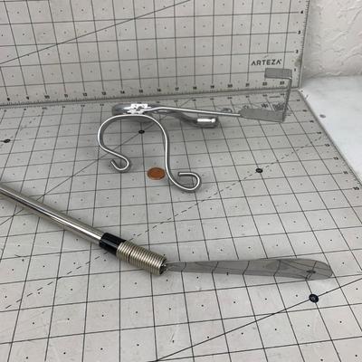 #366 Shoe Horn and Over The Door Coat Rack