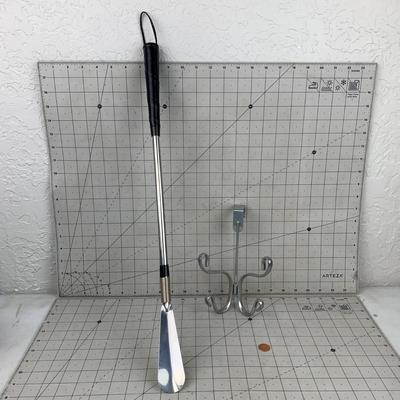 #366 Shoe Horn and Over The Door Coat Rack