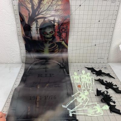 #391 Spooky Graveyard Moving Photo and Skeleton/Bats
