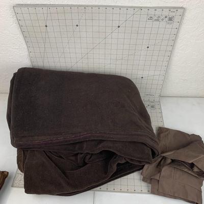 #412 Brown Towles, Pillowcases and Pillows