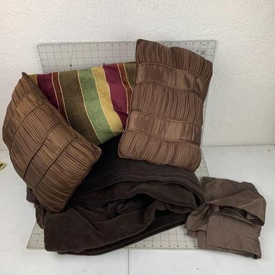 #412 Brown Towles, Pillowcases and Pillows
