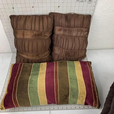 #412 Brown Towles, Pillowcases and Pillows